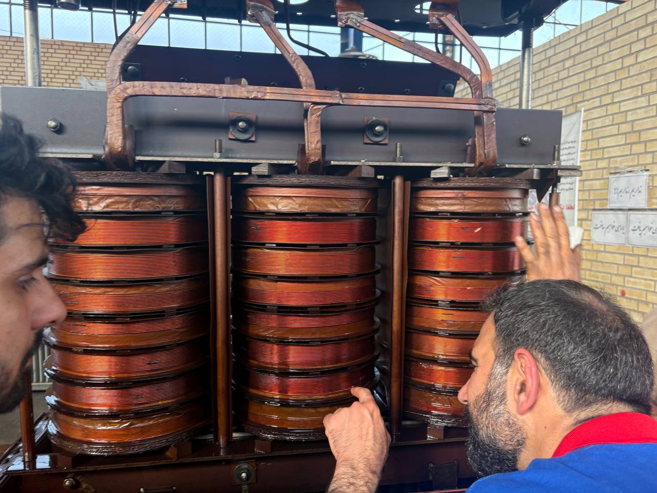 بازرسی سیم‌پیچ ترانسفورماتور توسط تکنسین پارس ترانسفو